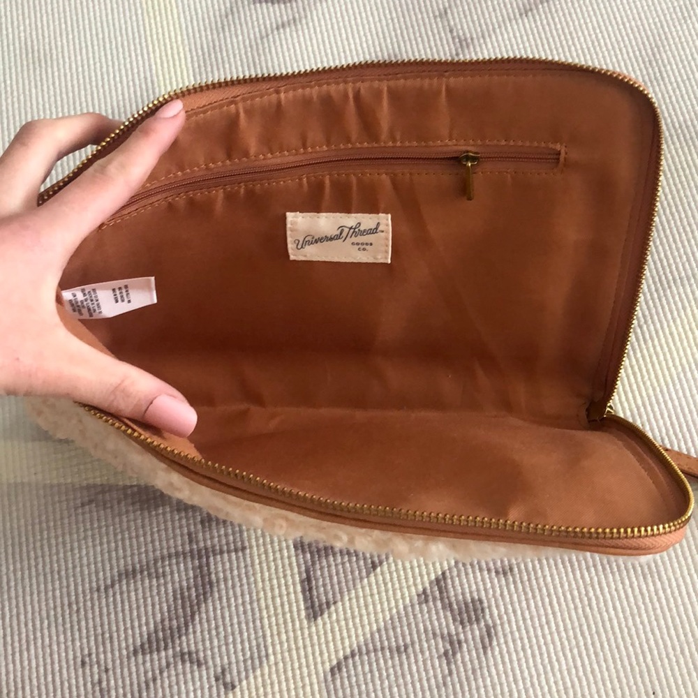 FURRY WINTER CLUTCH - Picture 2 of 4